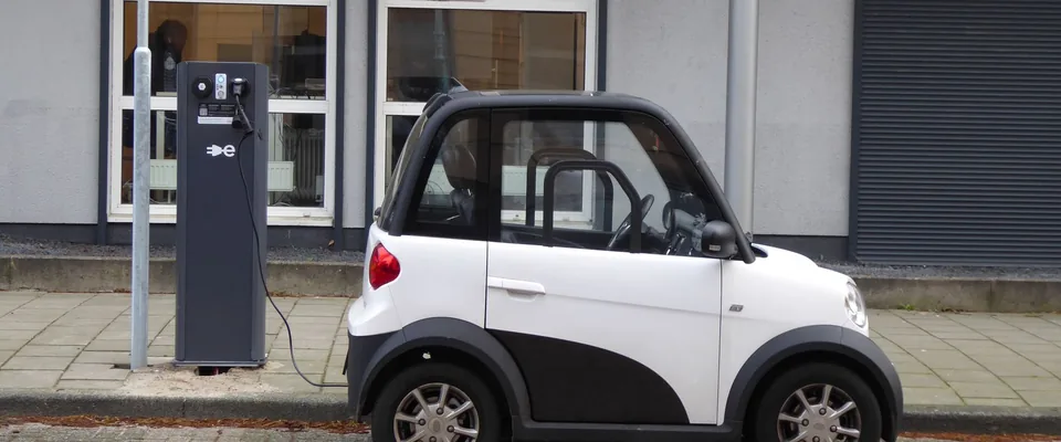 Petite voiture electrique en charge sur une borne publique