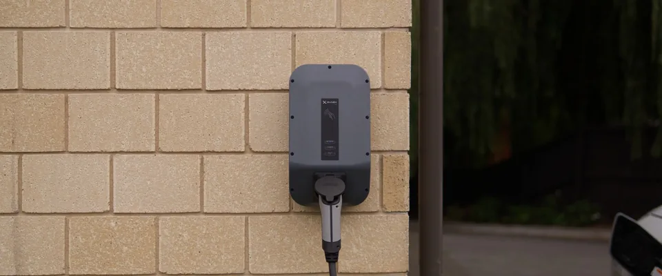 Borne de recharge pour voiture electrique fixee sur un mur
